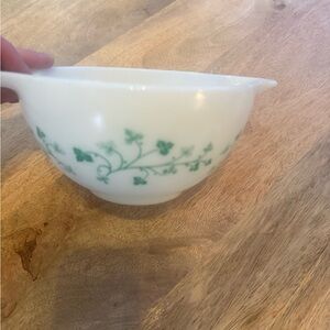 Vintage Pyrex Mixing Bowl with Green Ivy Pattern, 1.5 pt size
